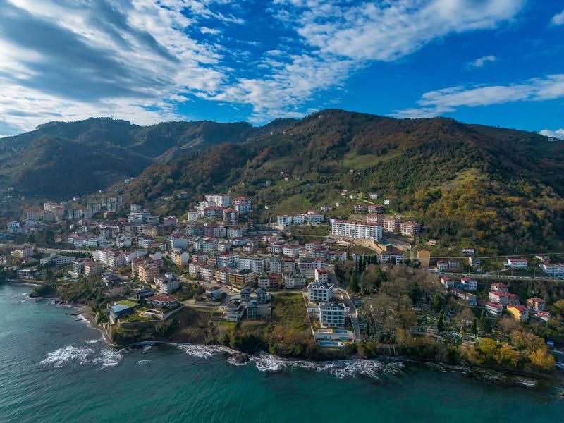 Ordu’nun merkez ilçesi Güzelyalı mahallesinin son halini görüyorsunuz…Buralara imar verilmesi akabinde denizden tepelere kadar her yer çok katlı binalarla kaplanmıştır.  Artık boş kalan son yerlere yapılan inşaatlar yüzünden bitişiğindeki eski binalarda heyelanlar oluyor.
