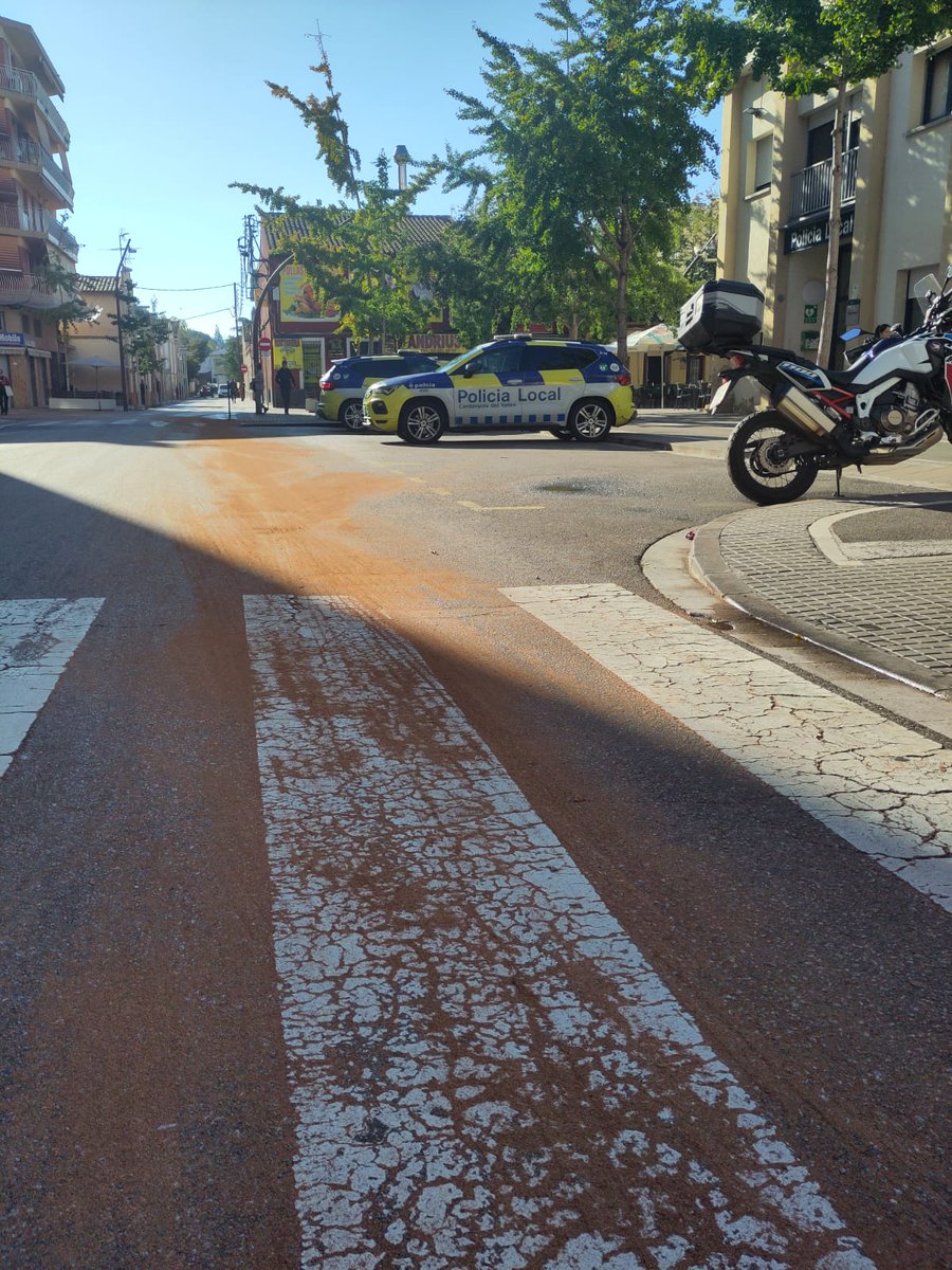 Per si fos poc algun camió d'escombraries ha rebentat el sistema hidràulic (avui també) i ha escampat oli pels carrers de #Cerdanyola.
Molt de compte sobretot si aneu a peu (mireu el pas de vianants) en moto, bici o patinet. I si teniu un accident truqueu al 112.
#Vergonya