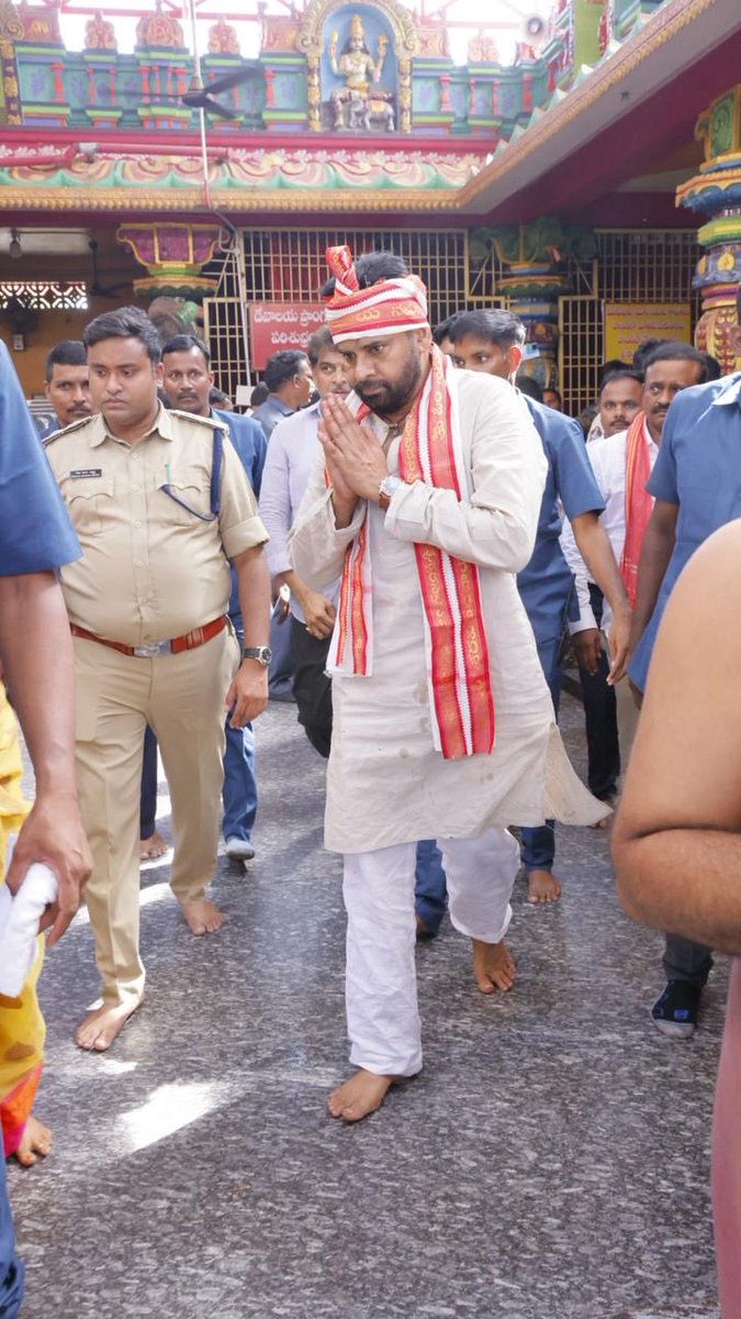 APDeputyCMO's tweet image. అవనిగడ్డ నియోజకవర్గంలో తుపాను ప్రభావిత ప్రాంతాన్ని పరిశీలించిన అనంతరం, ప్రముఖ పుణ్యక్షేత్రమైన మోపిదేవి శ్రీ సుబ్రహ్మణ్యేశ్వర స్వామి వారిని దర్శించుకున్న ఉపముఖ్యమంత్రి @PawanKalyan.
(1/2)