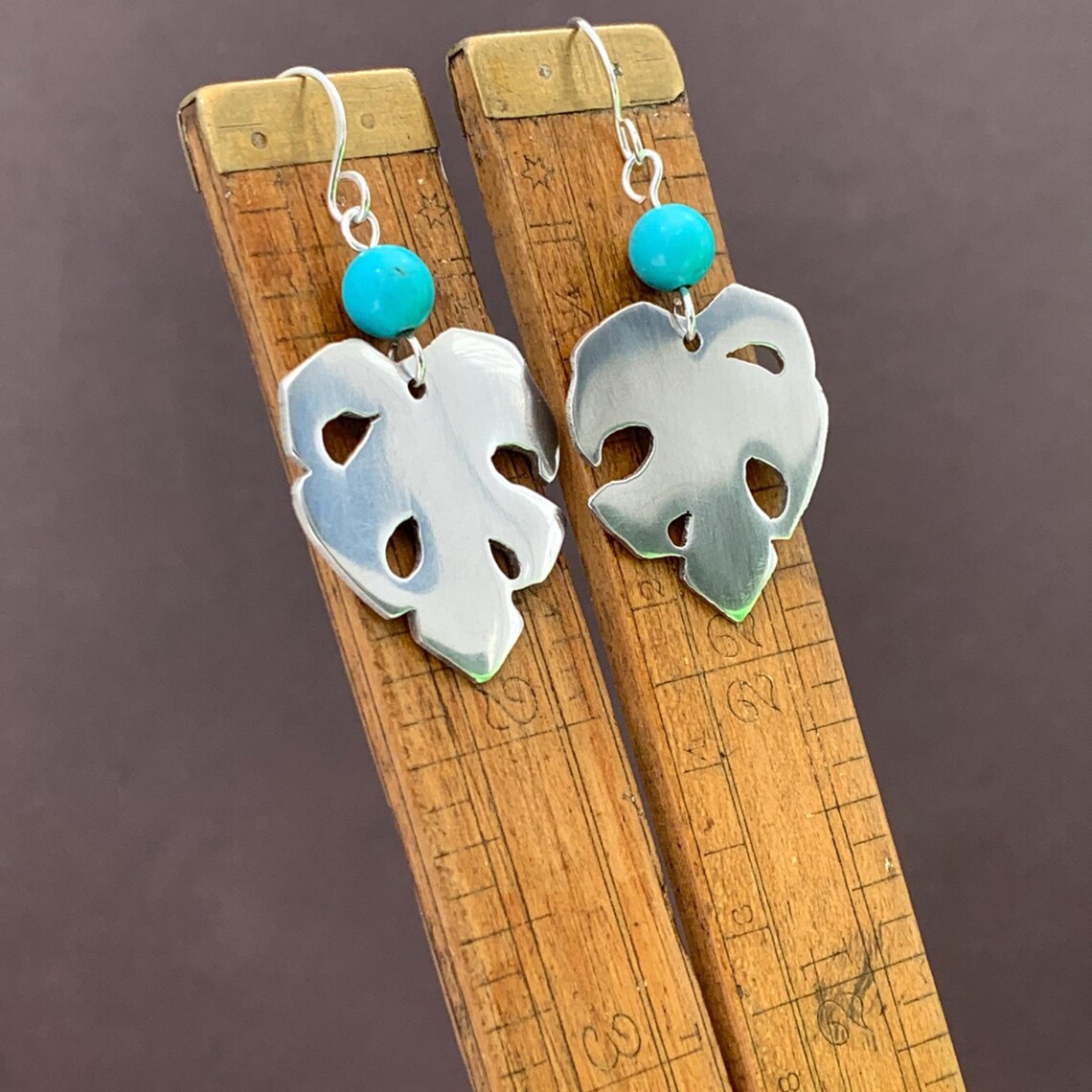 EarringsOfGem's tweet image. 20% sale on all items, use the code HALLOWEEN on my Etsy store: etsy.com/uk/shop/Earrin… 

Purchase via Etsy: etsy.com/uk/listing/430…

#traditionallycrafted #handcrafted #pewter #sterlingsilver #turquoise #monstera #leafearrings #uniqueearrings #uniquedesign #earringsofgemstone