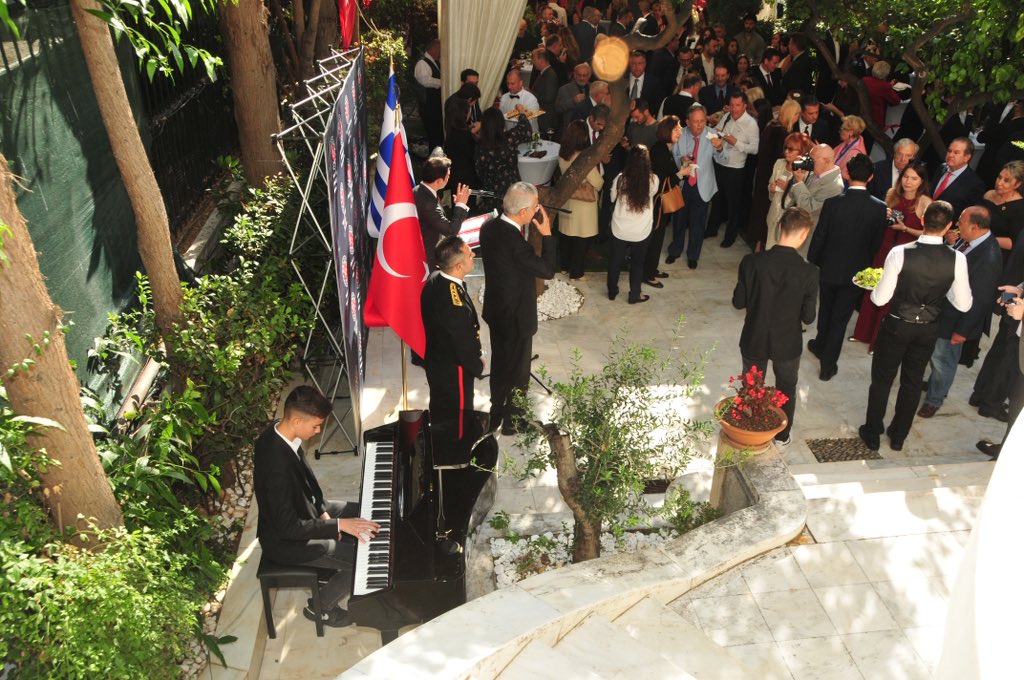 Cumhuriyetimizin 102’nci yılını Atina'da Büyükelçi Çağatay Erciyes'in ev sahipliğinde düzenlenen resepsiyonlarla çoşkuyla kutladık. 

Cumhuriyet Bayramımız kutlu olsun! 🇹🇷