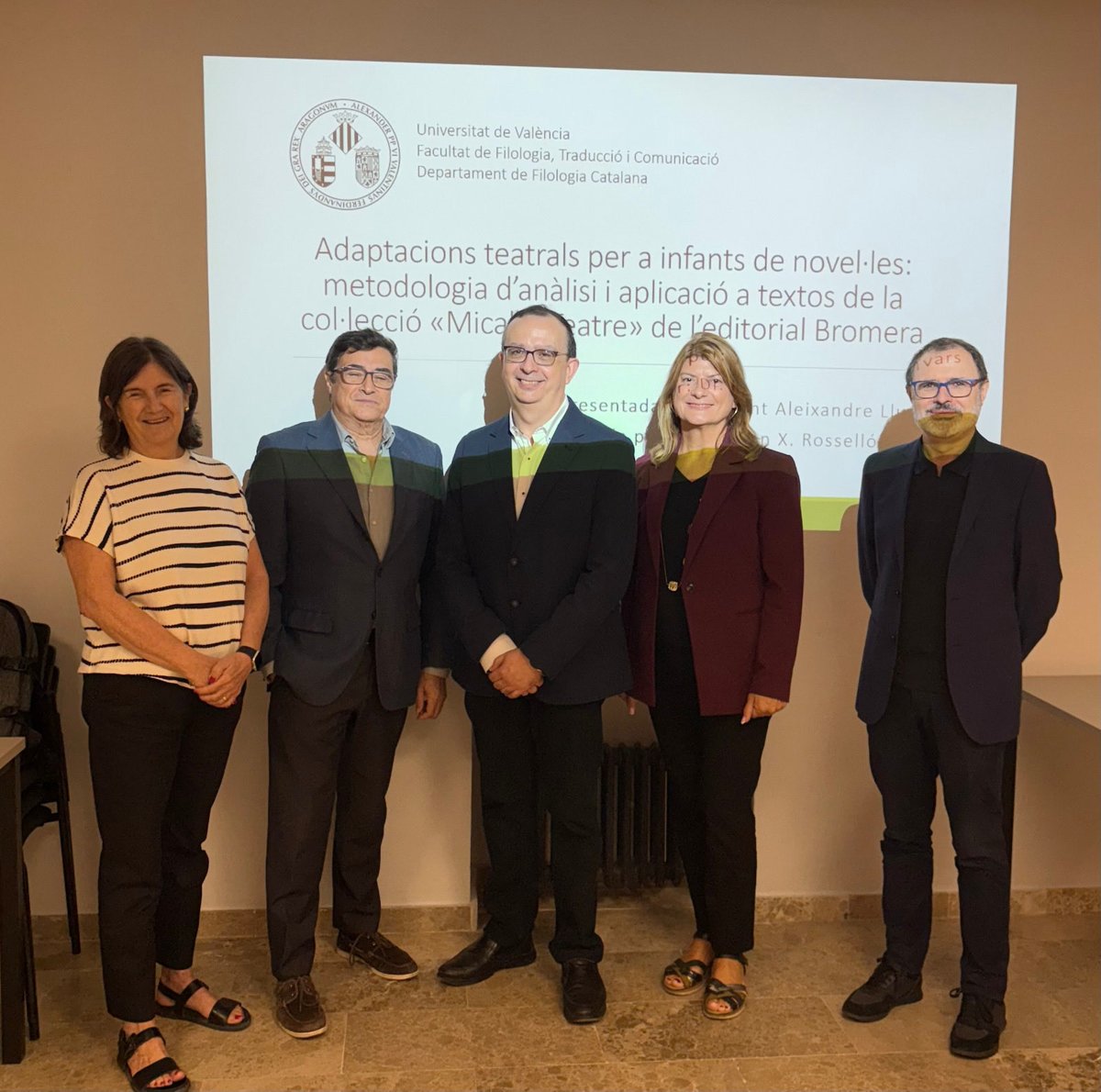 Vicent Aleixandre Lluch ha defensat la tesi doctoral "Adaptacions teatrals per a infants de novel·les: metodologia d'anàlisi i aplicació a textos de la col·lecció 'Micalet Teatre' de l'editorial Bromera" dirigida per Ramon Rosselló. 

La investigació ha obtingut la nota màxima.