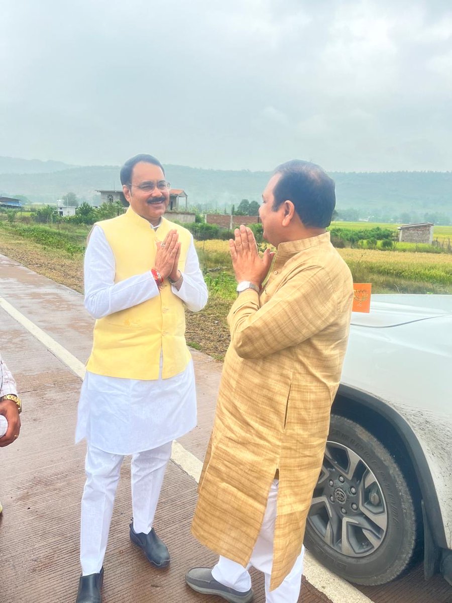 आज संभागीय प्रवास के दौरान सीधी जिले में सांसद श्री राजेश मिश्रा जी, जिलाध्यक्ष श्री देव कुमार सिंह जी, प्रदेश कार्यसमिति सदस्य श्री इंद्रशरण सिंह चौहान जी एवं पदाधिकारियों व सम्मानीय कार्यकर्ताओं द्वारा स्वागत कर बधाई एवं शुभकामनाएँ प्रेषित की।

सभी का कोटि - कोटि आभार।