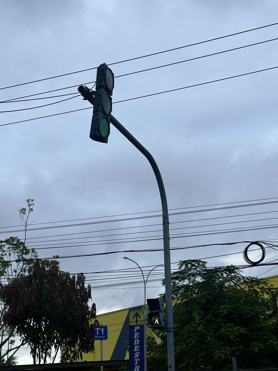 itsmejoaovictor's tweet image. sinal do #Atacadão em #Neves doido a semanas 😑