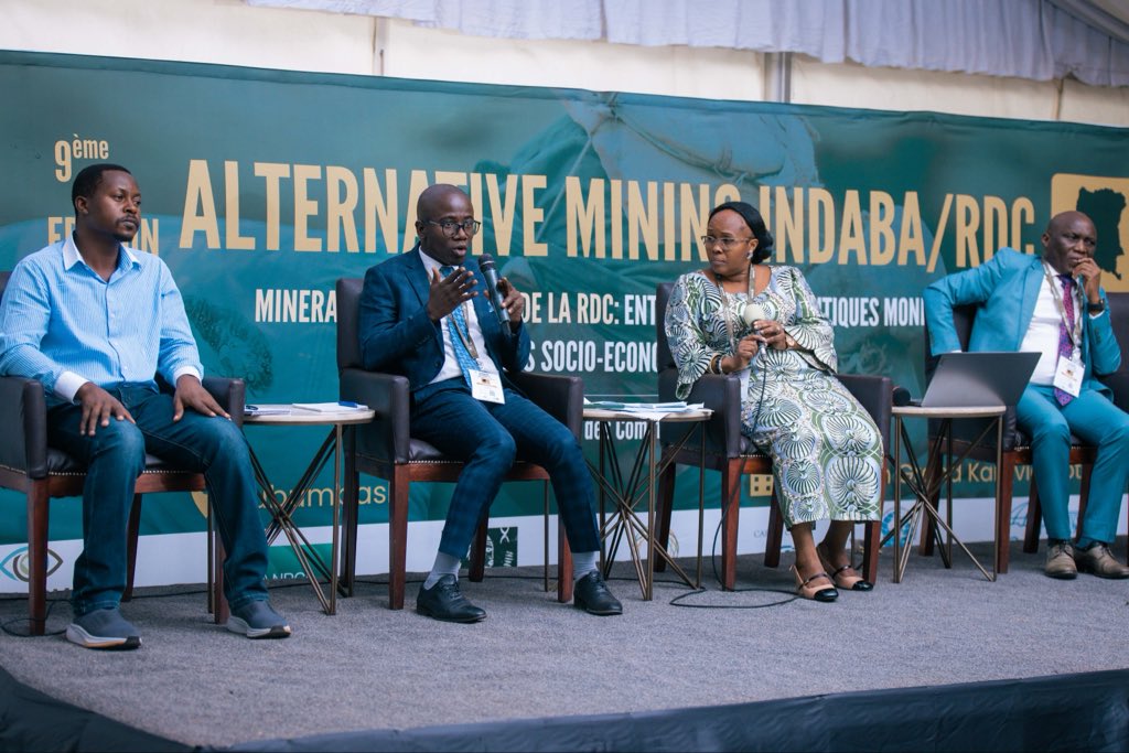 The_SARWatch's tweet photo. Panel 3 du premier jour: Revenus infranationaux et développement des communautés minières — État des lieux et perspectives

Modératrice : Prof. Céline Sikulisimwa Pole, Université de Kinshasa (@Unikinrdc) 

Intervenants :

M. Franck Nzira, Expert @itierdc 

@jeankeba, Chargé de programme à @afrewatch 

M. Baby Matabishi, Directeur du Programme Justice climatique du @CarterCenter 

Sa Majesté Mwami Mwenda-Bantu Munongo Godefroid Junior

Les échanges ont porté sur la gestion des revenus infranationaux issus du secteur minier et leur impact sur le développement des communautés locales.

Les panélistes ont souligné l’importance de la transparence, de la traçabilité des fonds, et de la redevabilité dans la redistribution des revenus miniers au niveau provincial.

Ils ont également insisté sur la nécessité d’une implication effective des autorités locales et traditionnelles dans la gouvernance des ressources naturelles pour garantir un développement équitable et durable.

#SARW #RDC #MineraisStratégiques #RevenusInfranationaux #GouvernanceMinière #Transparence #CommunautésMinières #DéveloppementLocal #ITIE