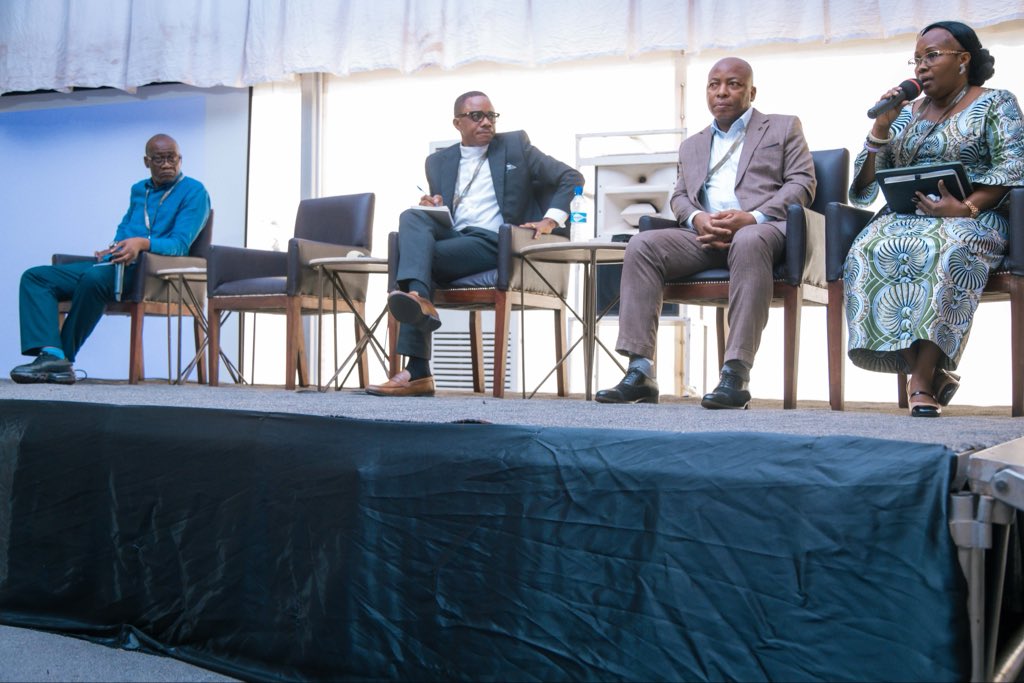The_SARWatch's tweet photo. Panel 3 du premier jour: Revenus infranationaux et développement des communautés minières — État des lieux et perspectives

Modératrice : Prof. Céline Sikulisimwa Pole, Université de Kinshasa (@Unikinrdc) 

Intervenants :

M. Franck Nzira, Expert @itierdc 

@jeankeba, Chargé de programme à @afrewatch 

M. Baby Matabishi, Directeur du Programme Justice climatique du @CarterCenter 

Sa Majesté Mwami Mwenda-Bantu Munongo Godefroid Junior

Les échanges ont porté sur la gestion des revenus infranationaux issus du secteur minier et leur impact sur le développement des communautés locales.

Les panélistes ont souligné l’importance de la transparence, de la traçabilité des fonds, et de la redevabilité dans la redistribution des revenus miniers au niveau provincial.

Ils ont également insisté sur la nécessité d’une implication effective des autorités locales et traditionnelles dans la gouvernance des ressources naturelles pour garantir un développement équitable et durable.

#SARW #RDC #MineraisStratégiques #RevenusInfranationaux #GouvernanceMinière #Transparence #CommunautésMinières #DéveloppementLocal #ITIE