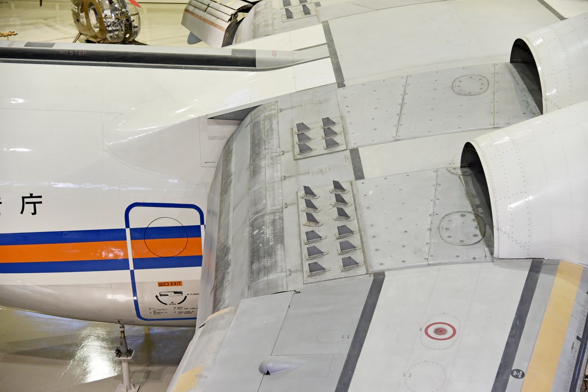 YS-11の正面風防の下を見ると 逆ハの字形の板が並んでいます これは