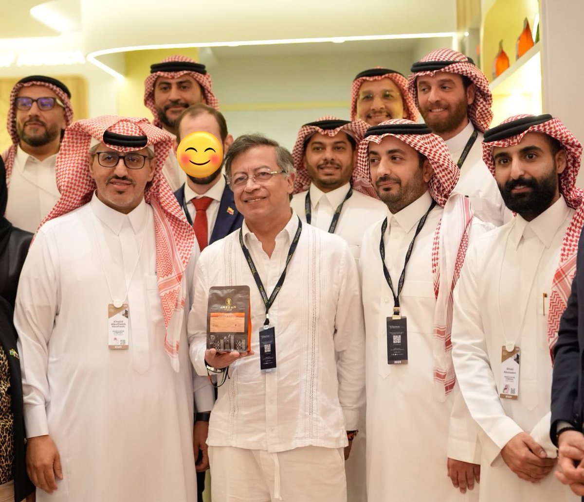 Si VISA, sin cuentas bancarias y sin un peso en el bolsillo pero véanlo, haciendo negocios multimillonarios para el país que él tanto ama. 🇨🇴 

Te queremos mucho Presidente <a href="/petrogustavo/">Gustavo Petro</a> ❤️‍🩹