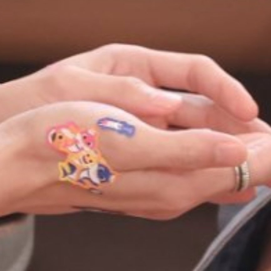 jeno with the baby shark stickers 😆