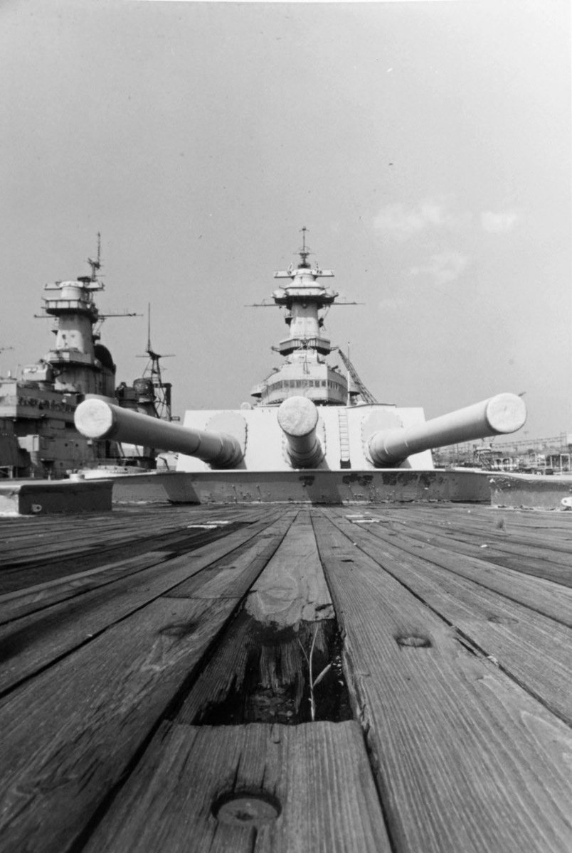 Boneyardsafari's tweet image. USS Iowa BB-61 with grass growing from a damaged deck plank, at the Philadelphia Naval Base, where the ship is laid up, October 1978 #ussiowa #bb61 #navalsafari #boneyardsafari
