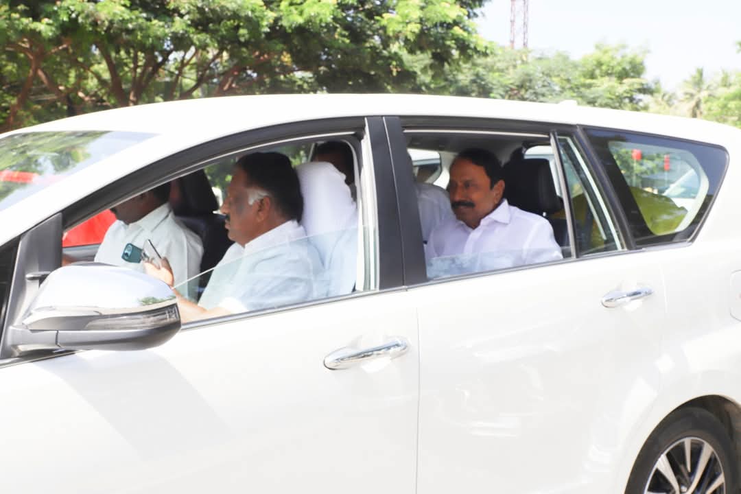 பசும்பொன் நோக்கி ஐயா #ஒபிஎஸ் மற்றும் அண்ணன் #செங்கோட்டையன் இருவரும் இணைந்து ஒரே காரில் பயணம்....❤️

#ஒற்றுமையேபலம்