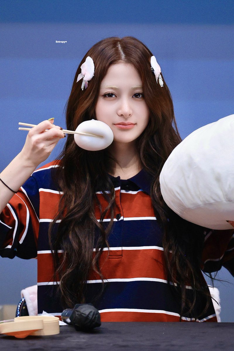 entropy_yj's tweet photo. 251029 🥟🥟🥟

#르세라핌 #LE_SSERAFIM 
#허윤진 #HUHYUNJIN #ユンジン https://t.co/HABJu6jR3L