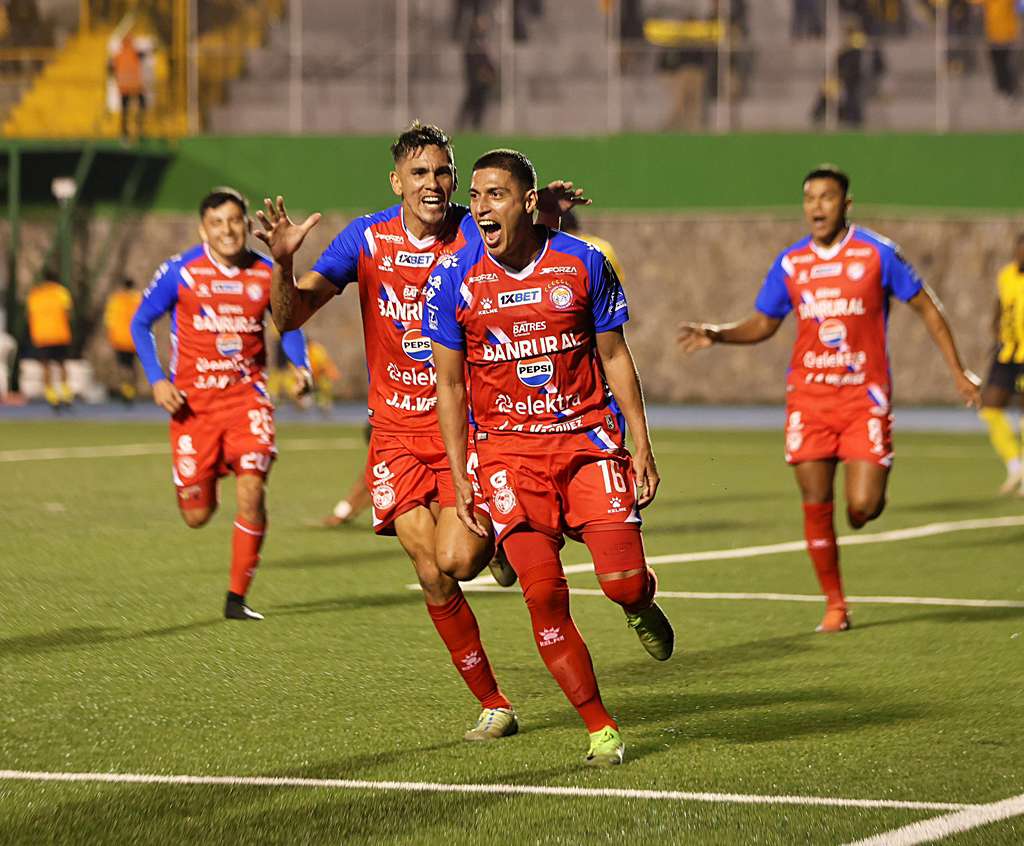 🎉💥 ¡Xelajú finalista! 

Los Chivos ganan 2-1 en penales contra Real España y se clasifican a la final 🙌⚽