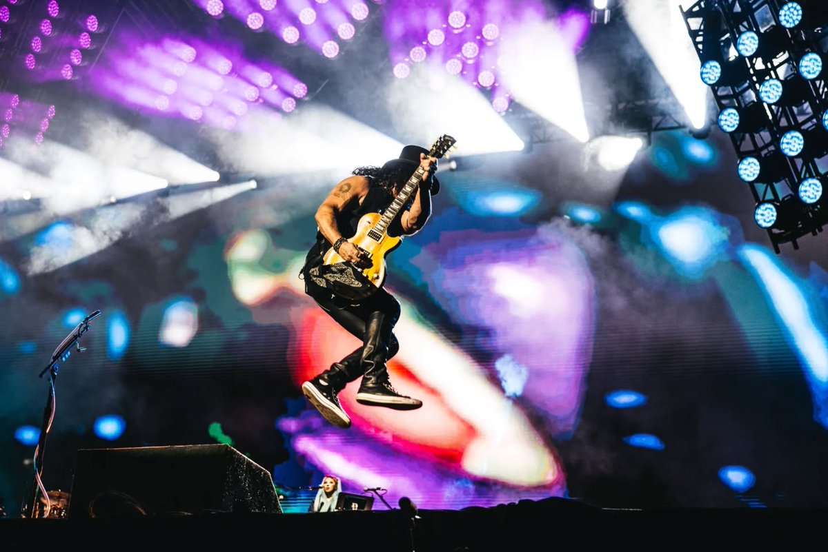 #Slash jumpin' in Curitiba, Brazil 2 days ago with #GunsNRoses 📸GNR