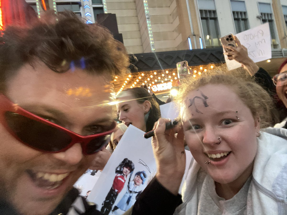 Anna_Sparklez's tweet photo. @Ashton5SOS Thank you for signing my forehead https://t.co/oLtv6qUt4B