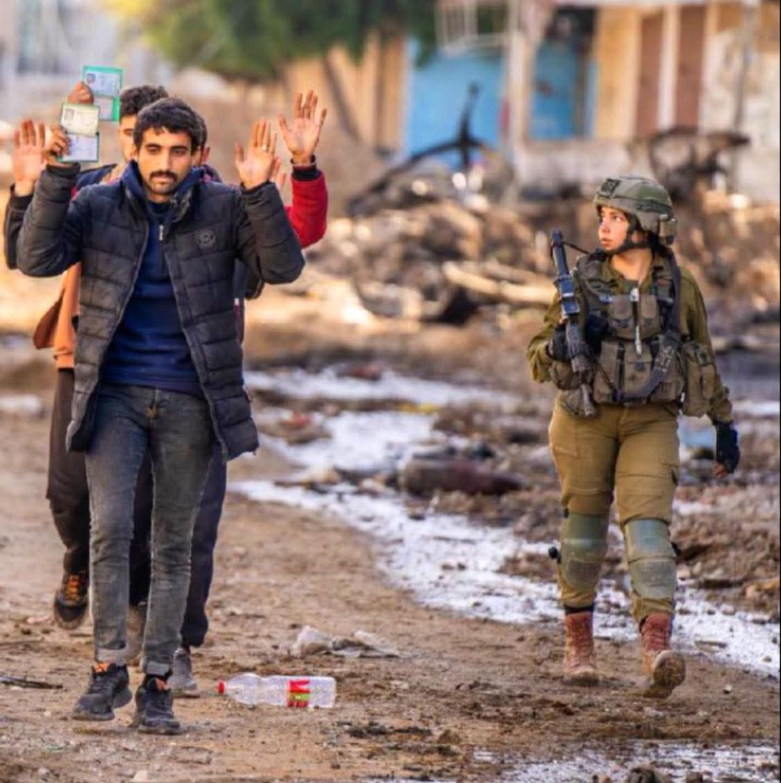 EretzIsrael's tweet image. Still remains the most iconic photo from this war. 🇮🇱🩵 #IsraelFightsBack #Israel #Gaza