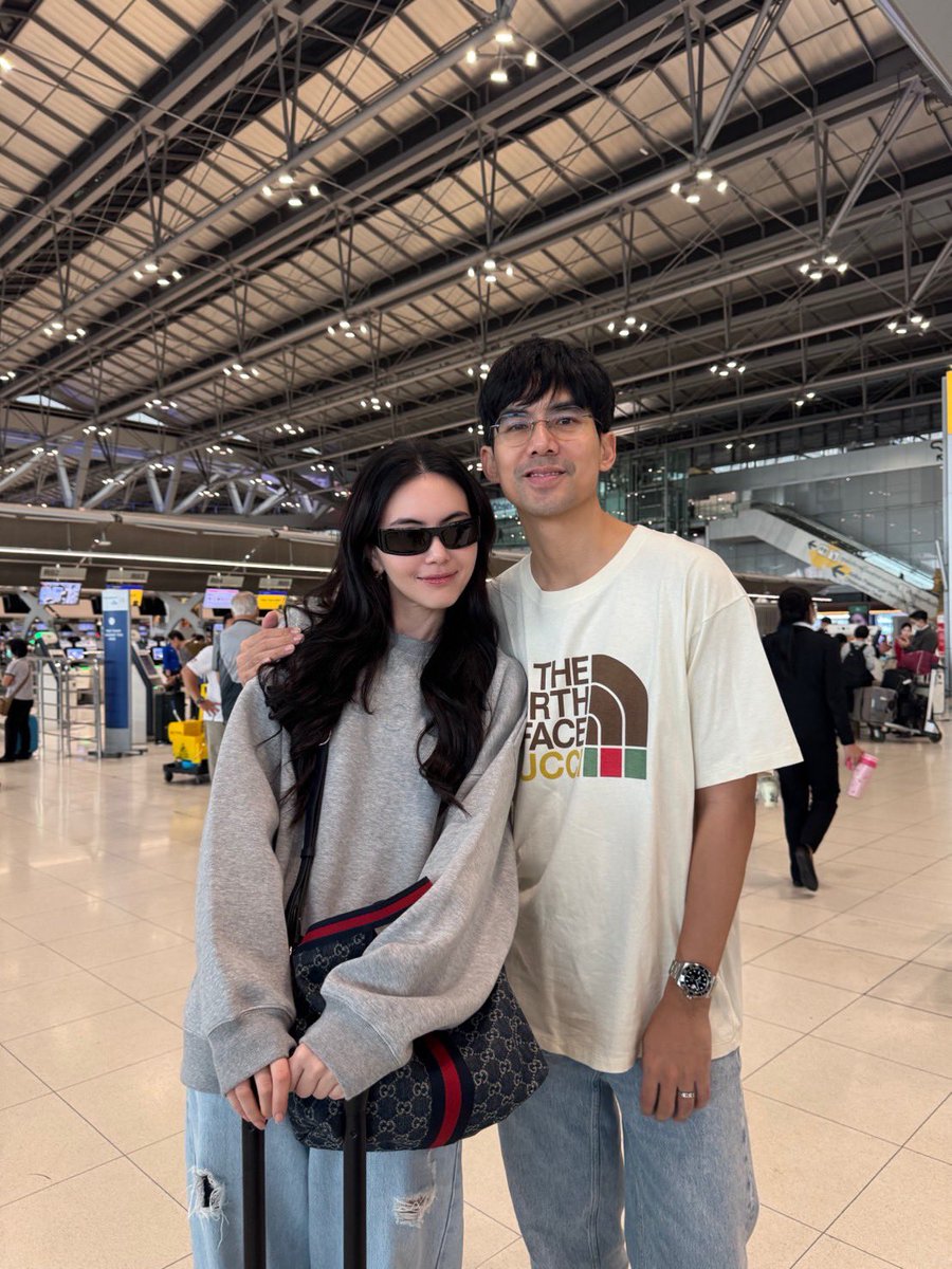 DavikahStand's tweet photo. เดินทางปลอดภัยนะค้าบบบ ❤️🌻 
((มีหวานใจมาส่งด้วยอ่ะ 👀))
#ใหม่ดาวิกา #davikah https://t.co/NzoAPYTB8D
