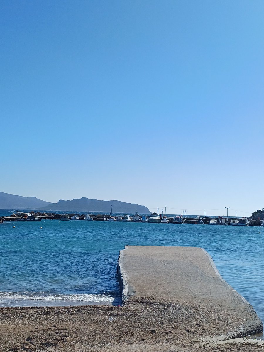 Ας μη το κρύβουμε διψαμε για ουρανό. 
Μ.Σαχτούρη