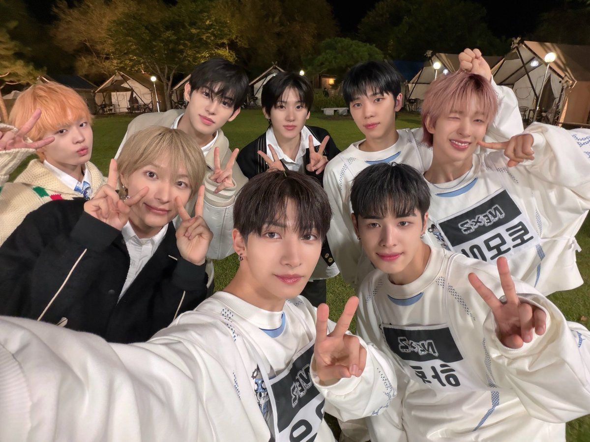 NEXZ_official's tweet image. [#출장십오야]

JYP 선후배님들과 함께한
행복했던 순간 💙

#JYP #JYPnation #JYPark 
#2PM #DAY6 #TWICE
#StrayKids #ITZY #NiziU
#XdinaryHeroes #NMIXX
#NEXZ #KickFlip
#Beat_Boxer #NEXZ_Beat_Boxer