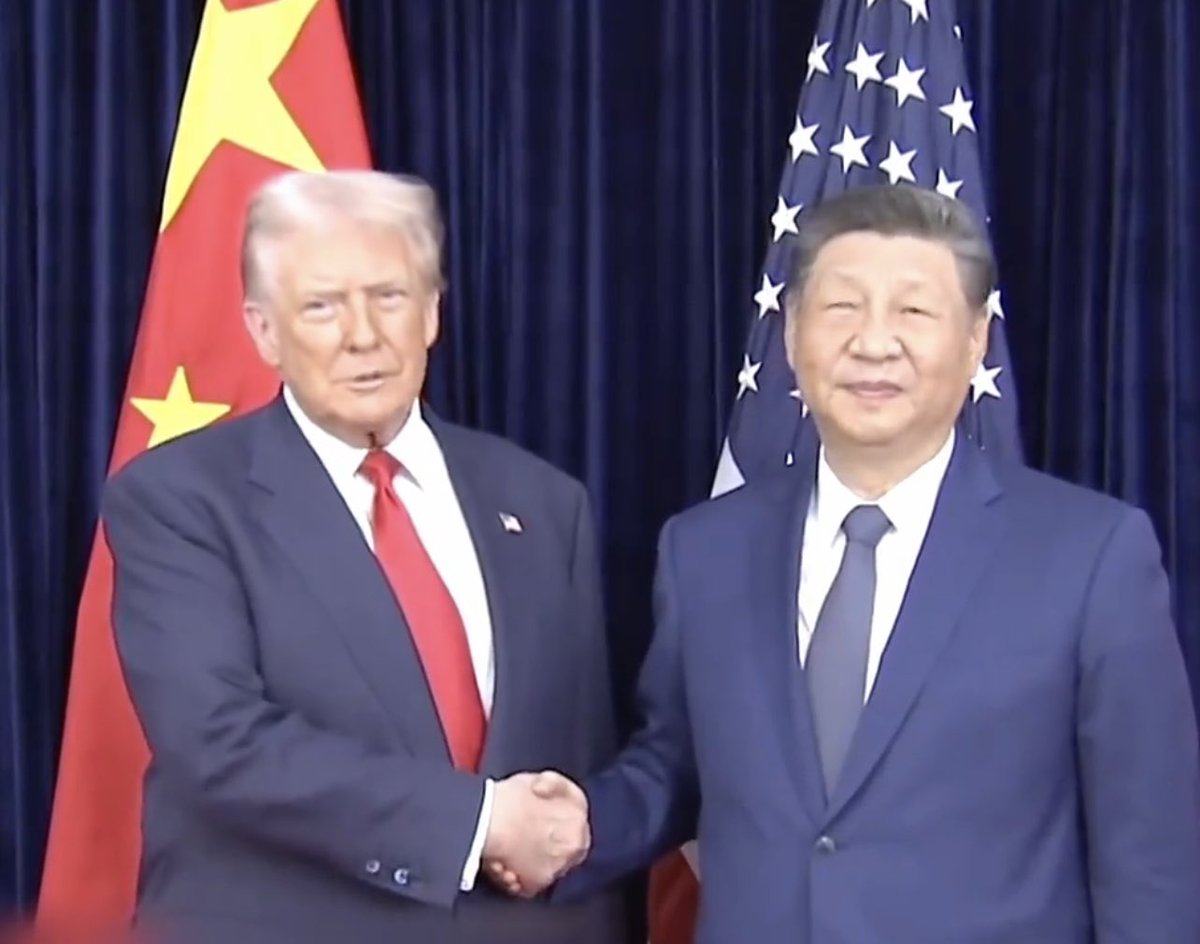 你几爷子天天在X上，象打了鸡血，喊打喊杀，结果，你家大爷嘻皮着脸，跟美帝坏头子拉拉扯扯。🤣🤣🤣🤣