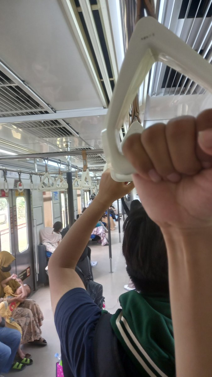 InkaiSyap's tweet image. pegangannya ga ramah buat orang pendek kek gw 
2 jam berdiri gini pegel juga tangan