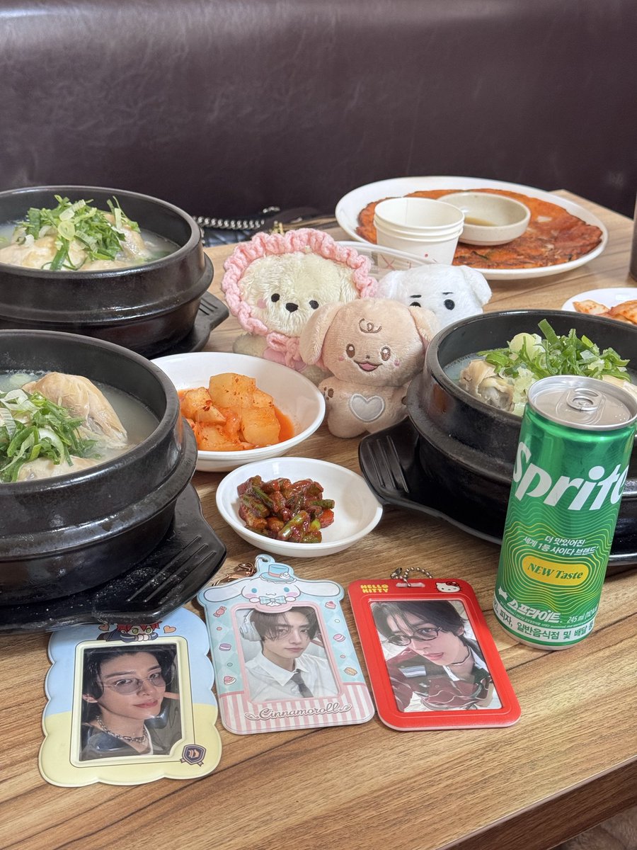 SummerQueen02's tweet image. สไปร์ทหวานกว่าปกติเพราะเจคเลี้ยง~~🤭 เห็นการ์ดปุ้บซาจังนิมเสิรฟ์สไปรท์ทันทีบอก For Engene ก่อนออกให้ขนมมาด้วย ซัมกเยทังอร่อยเลยกินง่ายซดตอนหนาวๆคือฟออินอฟิน

📍용산삼계탕 
84-1 Hangangno 2(i)-ga Yongsan-gu