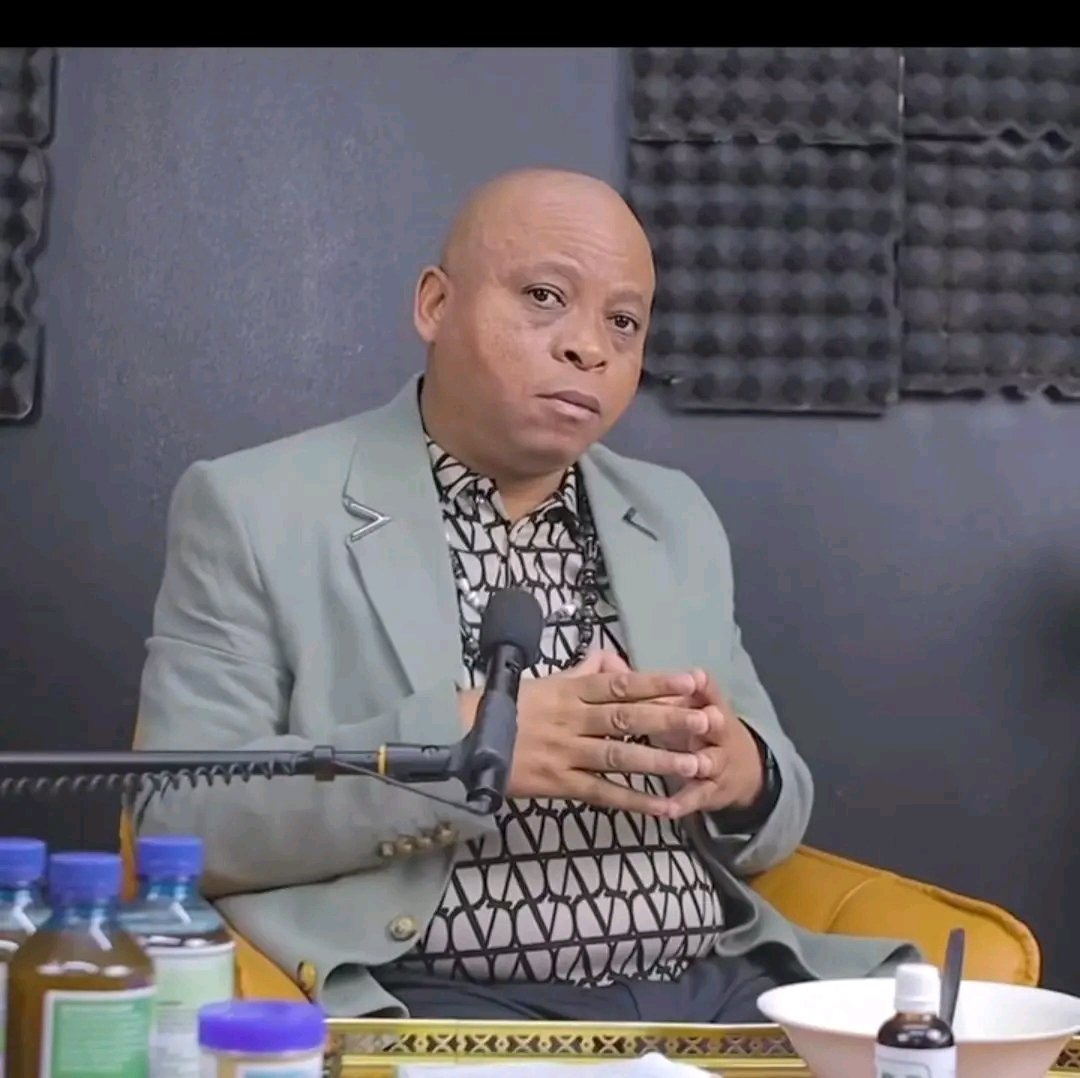 KabeloMohlah02's tweet photo. The only podcast enganayo I guest. I guest speaker kuba ngumnikazi yena osesithombeni. https://t.co/Izqkjsp89h