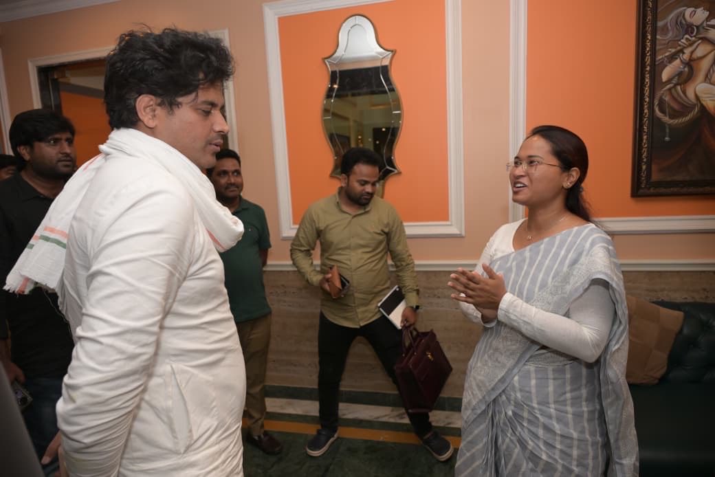 चुनाव प्रचार के दौरान बड़े भाई राज्यसभा सांसद <a href="/ShayarImran/">Imran Pratapgarhi</a> जी से मुलाक़ात हुई इस बार बिहार ने बदलाव का मन बना लिया है।