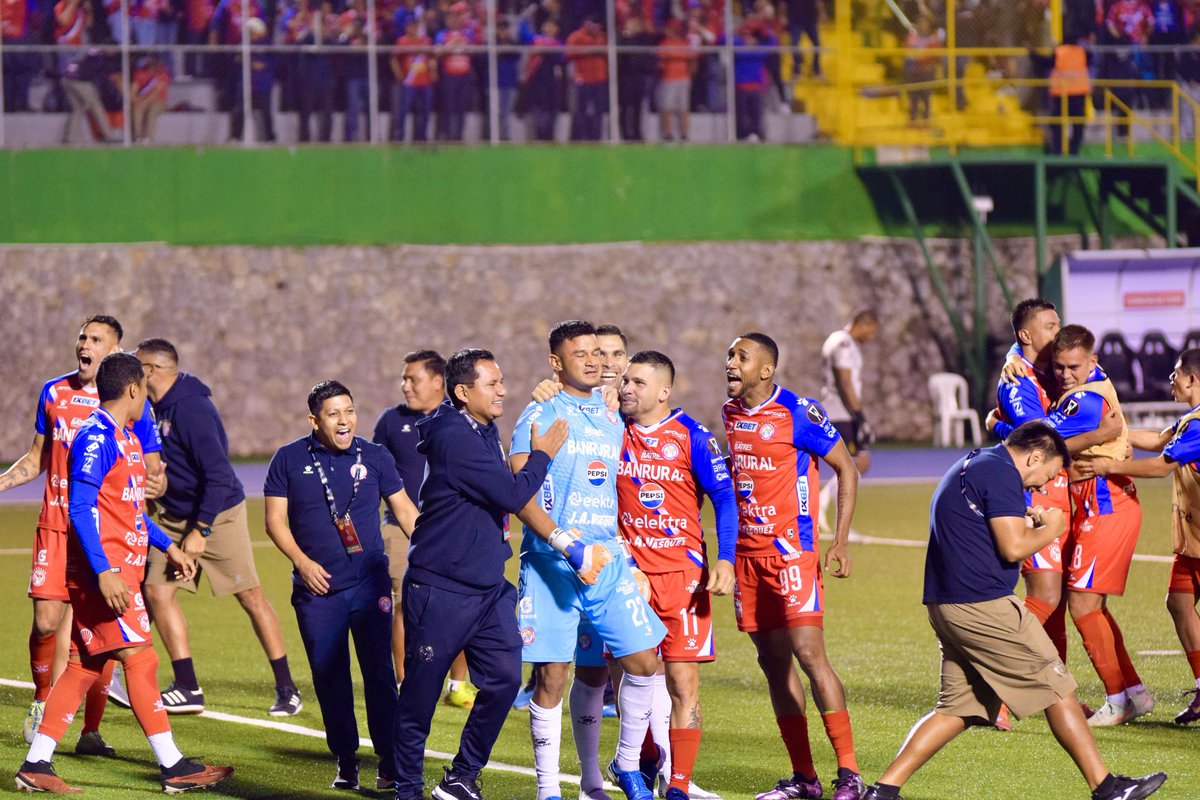 prefegt's tweet photo. XELA ESTÁ EN LA FINAL

Un equipo que luchó hasta el final, no defraudó a su fiel afición.

¿Llenar un estadio "prestado" a 4hrs de tu ciudad un miércoles? 

Cosas que solo nos deja el fútbol... https://t.co/QbqwfQEwDl