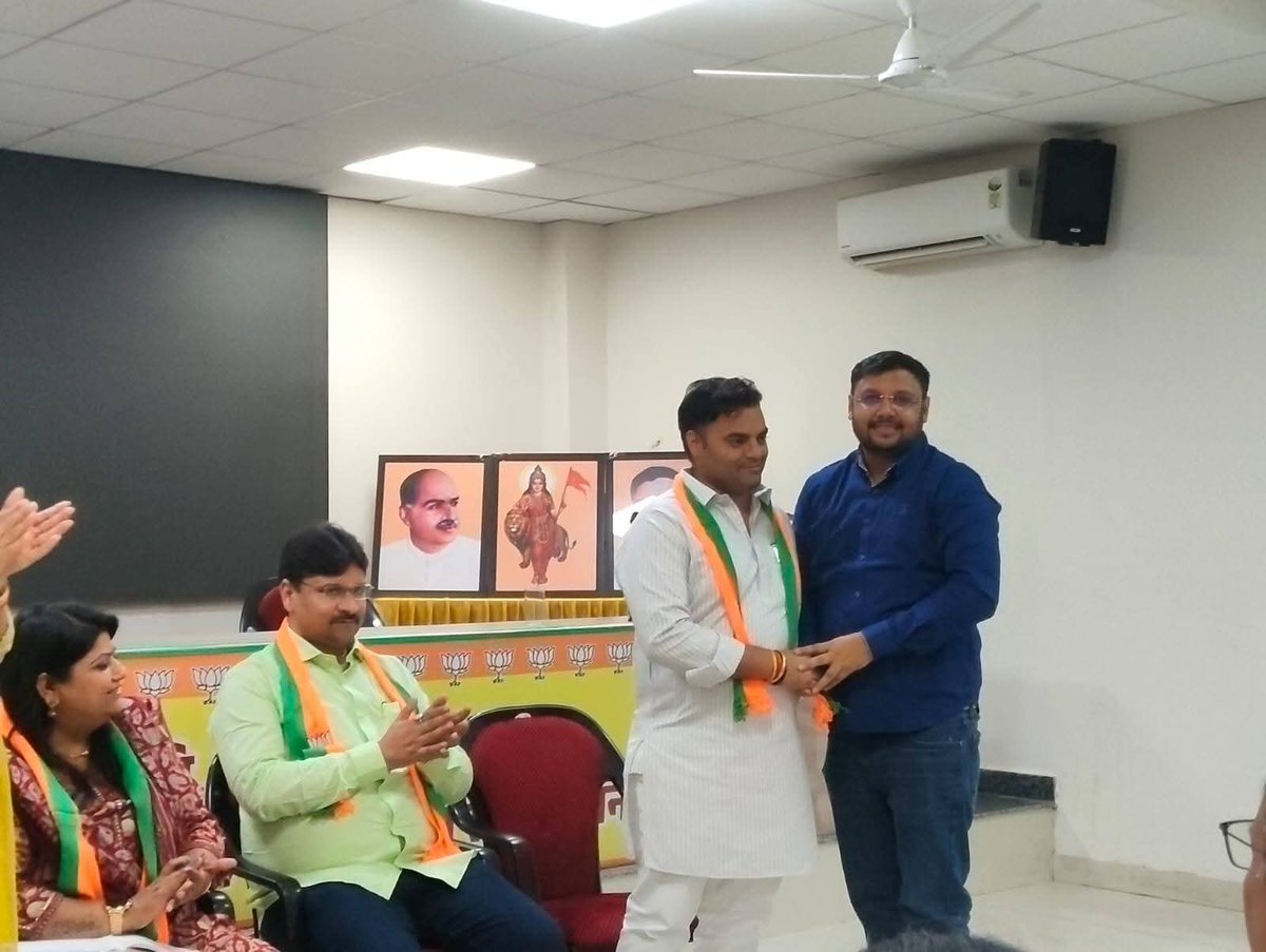 bjphimanshuyadv's tweet photo. द्वारका B मंडल में आगामी MCD उपचुनाव को लेकर हुई महत्वपूर्ण संगठनात्मक बैठक में वार्ड चुनाव प्रभारी के रूप में सम्मिलित हुआ।

बैठक में जिला प्रभारी श्री #Raj_Kumar फलवरिया जी, जिला सह–प्रभारी श्री #Manoj_Tyagi जी, स्थानीय विधायक श्री #AdvSandeep_Sehrawat जी, सहित सभी वरिष्ठ एवं मंडल पदाधिकारियों की गरिमामयी उपस्थिति रही।

बैठक में आगामी चुनाव की रणनीति, बूथ स्तर पर संगठन की मजबूती और जनसंपर्क अभियानों पर विस्तार से चर्चा की गई।
भाजपा कार्यकर्ता पूर्ण उत्साह और समर्पण के साथ विजय के लक्ष्य को साधने के लिए तैयार हैं।

 @PavanRanaBJP @Virend_Sachdeva @kjsehrawat #RajSharma @BJP4Delhi
