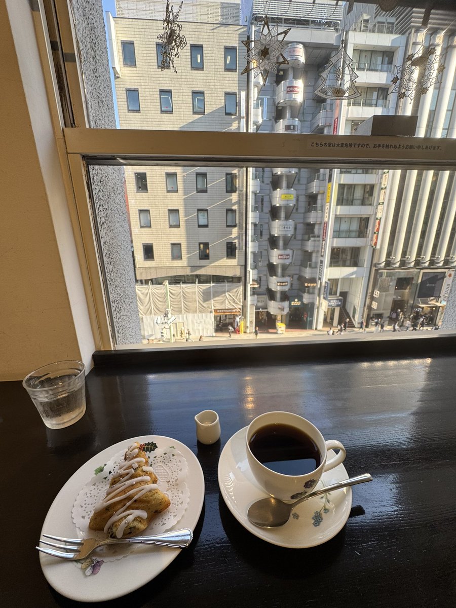 nakatabun's tweet photo. 銀座でクリスマスのお菓子をいただいてから、ケリー・ライカート『マスターマインド』を観ます@ヒューリックホール。
#TIFF https://t.co/9Y8QOC0FJp
