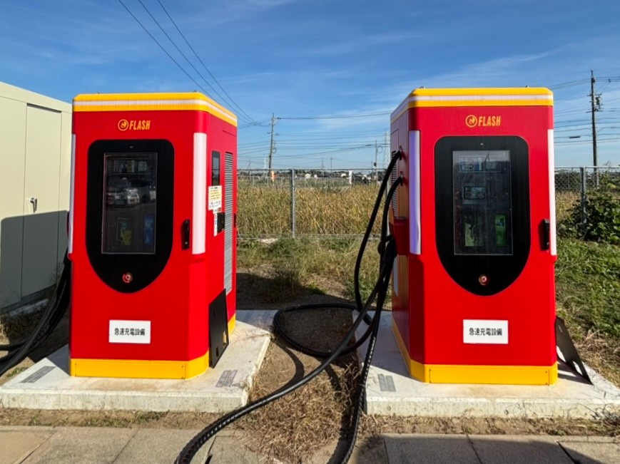 三重県で初となるマーク6のFLASHが稼働しました。
#FLASH 
#EV急速充電器
#マーク6
#240kW
#CHAdeMO
#NACS 
#三重県鈴鹿市広瀬町2722
#みどりのだいち
#FLASH立上げ隊
#イタチョー