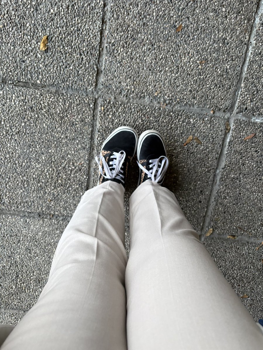 ArtoisLibra's tweet image. #workinglady #dressedforsuccess Angrifflustig mit Perlen vor die 🐷🐷!
So sehr ich die Sommerhitze liebe: die herbstliche Frische frühmorgens ist auch nicht zu verachten, andere mögen schon mit Schal gehen … 
Nachmittags zur Fußpflege - es muss neue Farbe druff!