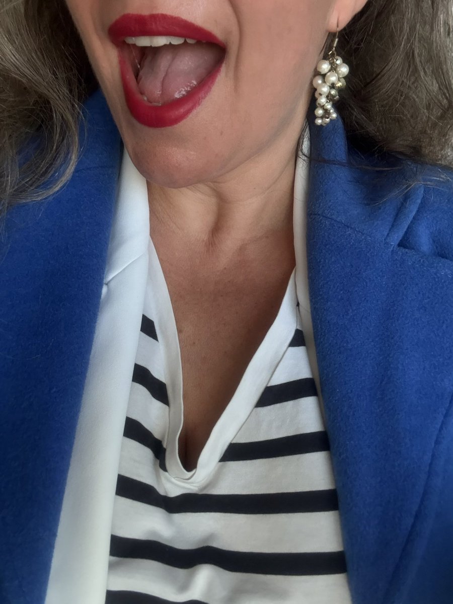 ArtoisLibra's tweet image. #workinglady #dressedforsuccess Angrifflustig mit Perlen vor die 🐷🐷!
So sehr ich die Sommerhitze liebe: die herbstliche Frische frühmorgens ist auch nicht zu verachten, andere mögen schon mit Schal gehen … 
Nachmittags zur Fußpflege - es muss neue Farbe druff!