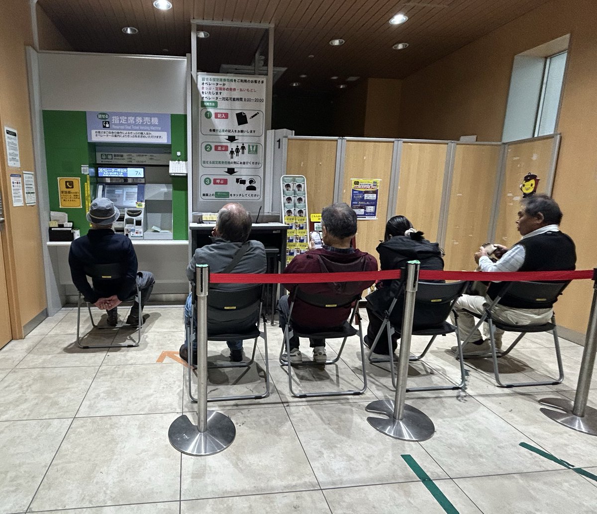 jkoug1231's tweet photo. 券売機1台を前にしてみんなが座って待ってる。
なんかシュールな光景だな、 https://t.co/Dpeq3L0HGD