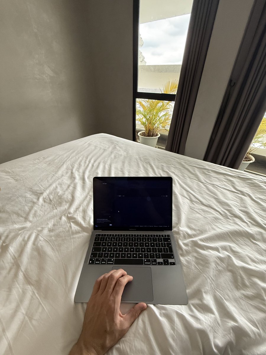 andrewcodesmith's tweet image. Got early access to Cursor 2.0 a few days ago

 (not sponsored)

Real shift towards multi agents running in parallel (you can run 8 at a time). This is overkill for most people, but agentic development is the way things are going, and they are betting big on it