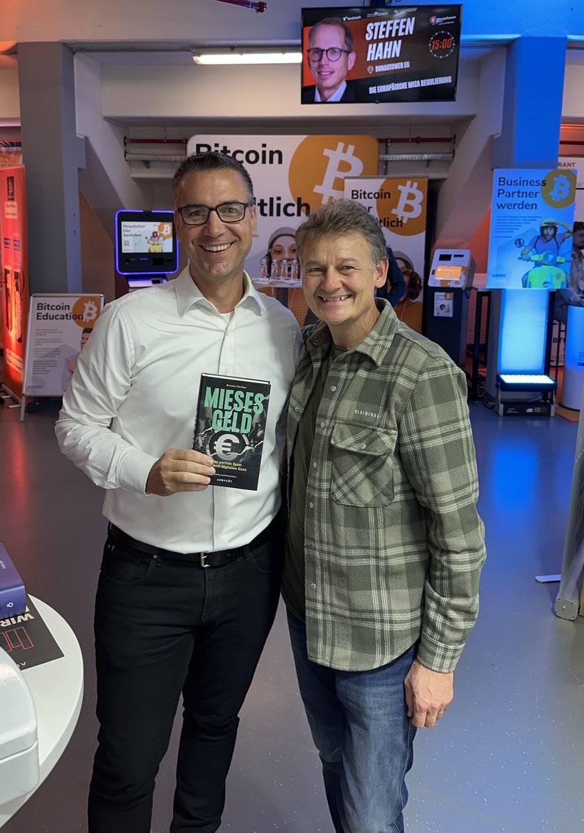 matthias_reder's tweet image. Herbstferienzeit = Buchlesezeit 
Vielen Dank an @haraldbetz, wo ich am @aprycotmedia Stand beim Bitcoin Forum Ingolstadt endlich sein Buch &quot;Mieses Geld&quot; erstanden habe - sogar mit Signatur von Harald &amp;amp; Bettina Betz

Dazu werde ich eine Buchvideo auch für RETTE DEIN GELD machen -…