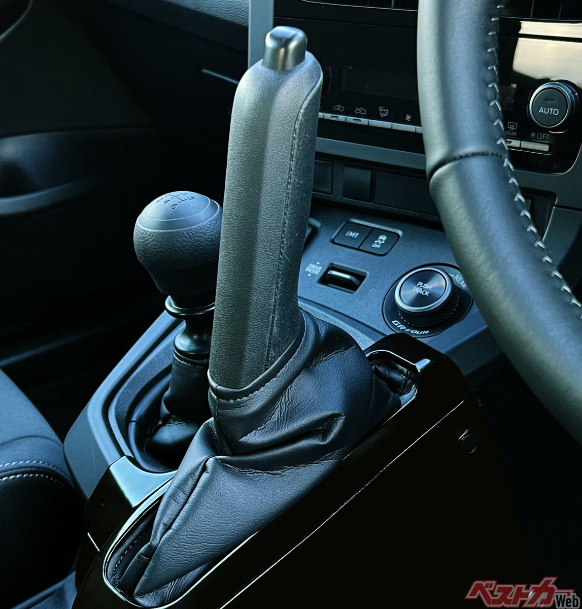 ヤリスの縦引きパーキングブレーキ

太くて立派💕