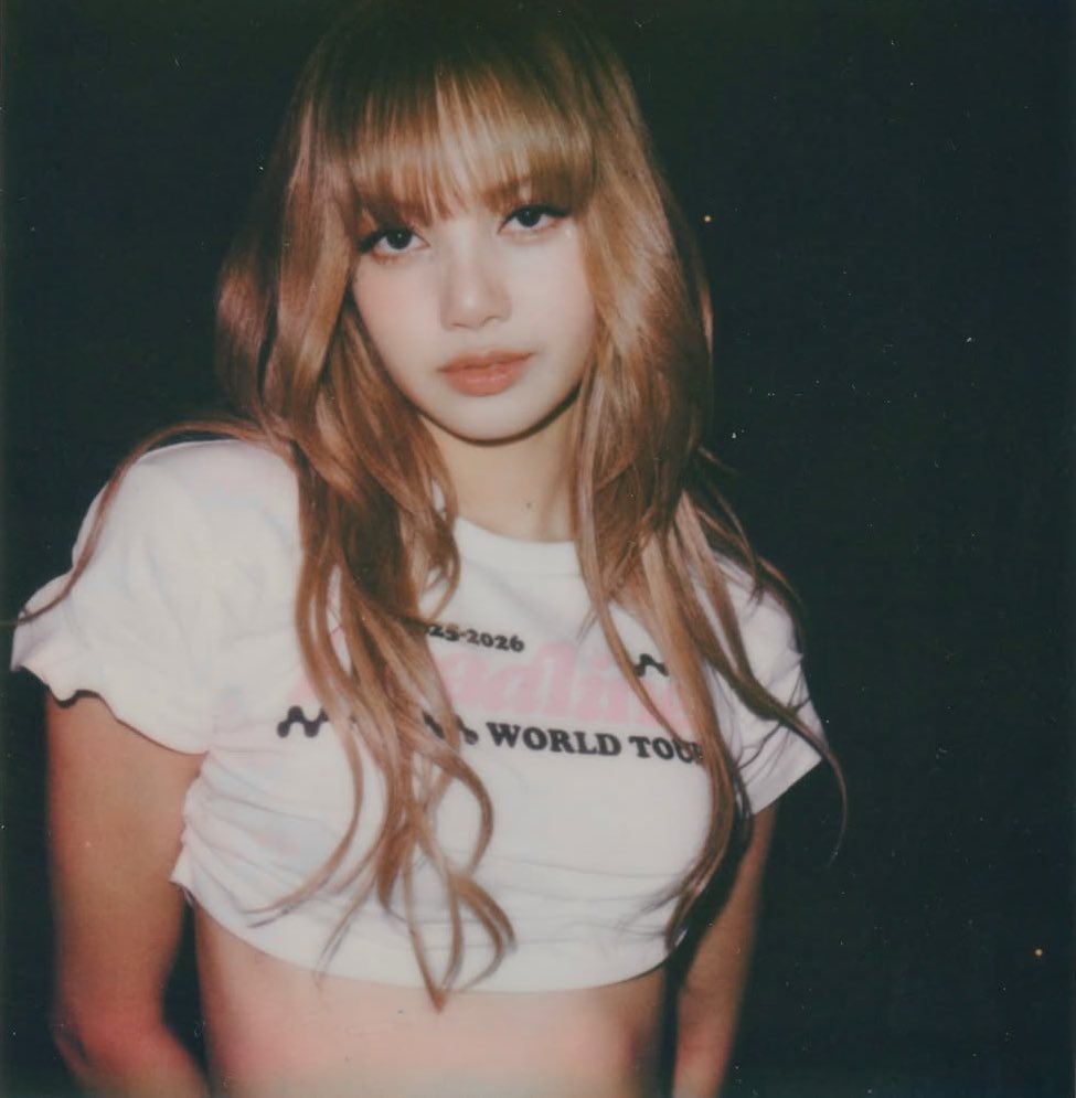 bvlgrlisa's tweet photo. SHE LOOKS GORGEOUS WTF https://t.co/QCEWSmQWl9