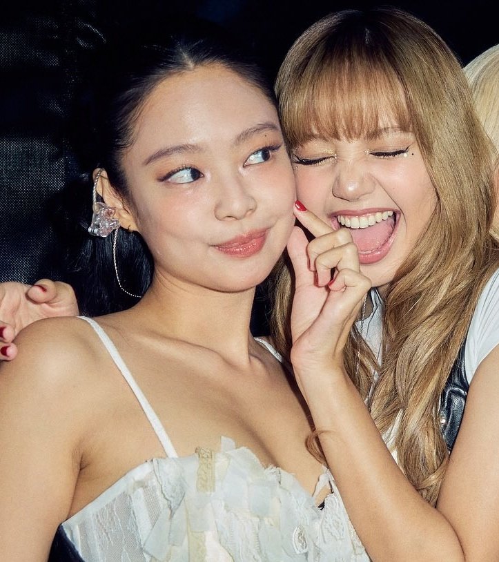 jklm239697's tweet photo. OMFG!?! JENNIE!? LISA!?!  😭❤️

#JENNIE #LISA #JENLISA https://t.co/wWDvPFzAUO