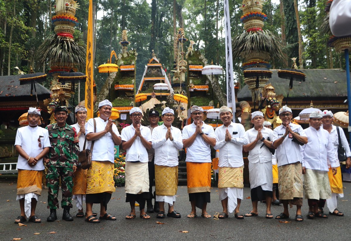 Bupati Adi Arnawa Upasaksi Karya Ngenteg Linggih di Pura Pucak Sari Sangeh

badungkab.go.id/kab/berita/671…