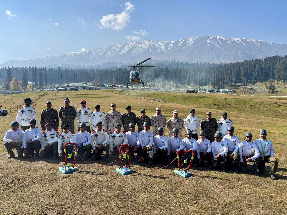 JaiHindForever1's tweet photo. “हाई एल्टीट्यूड वारफेयर स्कूल, गुलमर्ग” 🏔️
#HAWS ने 28 अक्टूबर 2025 को कर्नल सईद मोहम्मद अब्दुल्ला अलअर्दी अलनुआइमी के नेतृत्व में तीन अधिकारियों वाली #UAE मेडिकल टीम की मेजबानी की।
इस दौरे का उद्देश्य पर्वतीय क्षेत्रों में कैजुअल्टी इवैक्यूएशन तकनीकों पर ज्ञान साझा करना था। https://t.co/vh1lOBqz6B