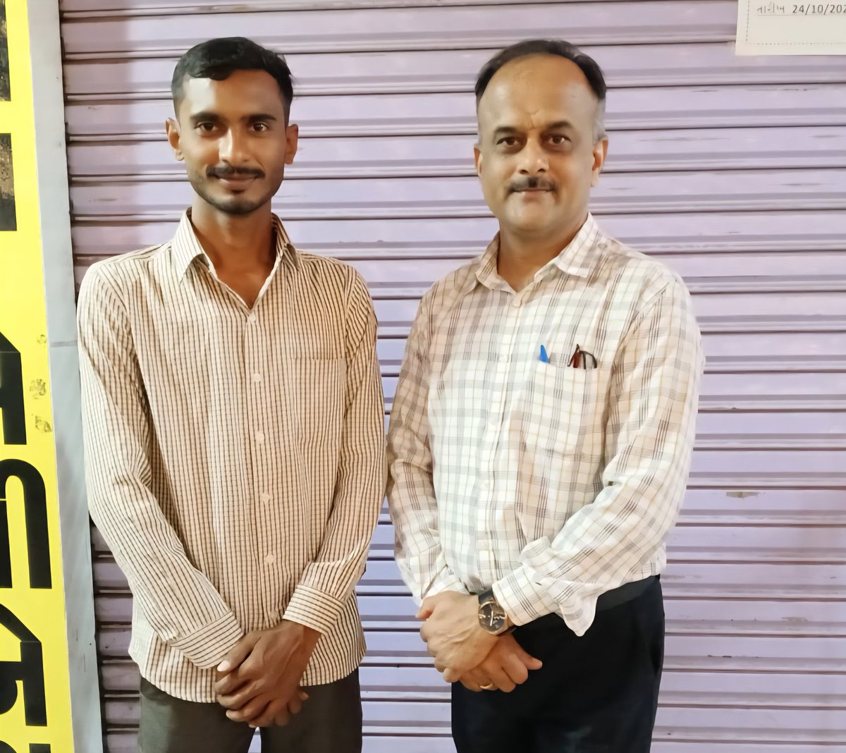 #Twitter લગભગ બૌદ્ધિક/યુનિક લોકોનો સમૂહ છે.
<a href="/TaviyadKiran/">Kiran Taviyad</a>  અને <a href="/tejasmajithiya5/">તેજસ મજીઠીયા</a> જેવા મિત્રો મળે અને એના વિશે જાણીએ ત્યારે આ વાત સાચી પડે છે છે.
(ગોધરા ખાતે શાળા પસંદગી માટે આવેલ પ્રા.શિક્ષકોની વ્યવસ્થા આ યુવાઓએ કરેલી હોય ત્યાં જઈ તેમને મળી, એમને અભિનંદન સાથે શુભેચ્છાઓ પાઠવી)