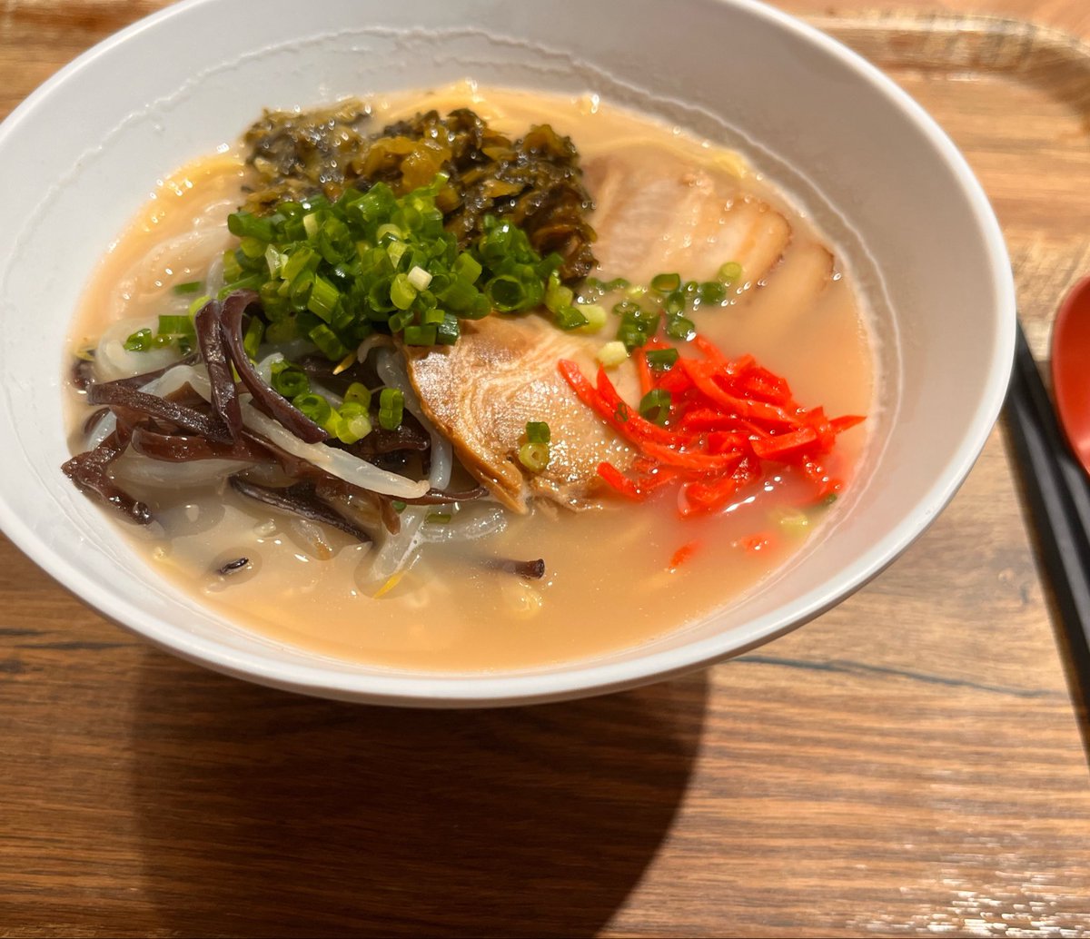 rinpei_manaka's tweet photo. 子育て支援nerucoの「ラーメンの日」。

ネルコさんが、乳幼児ママ向けアンケートで「食べたいもの」を聞いたところ、ラーメンだったらしい。

たしかに赤ちゃんを連れてラーメン屋でラーメンを楽しむのはハードルが高い。
私が普段行くようなつくりのラーメン屋さんだと、隣りにベビーカーを置くのが難しい店も多い。

そんななかで小豆沢のTOKさんと打ち合わせて、オシャレな社員食堂でとんこつラーメンが出る日に合わせて乳幼児連れ親子が集まって皆んなでラーメンを食べるという素敵な企画。

社員食堂の値段で食べられるのも良いし、��然だけどTOKの社員さんも隣りで一緒に食べてるのも良い。

美味しかった。

#neruco #子育て #小豆沢 #ラーメン #板橋区議会議員 #間中りんぺい #板橋区