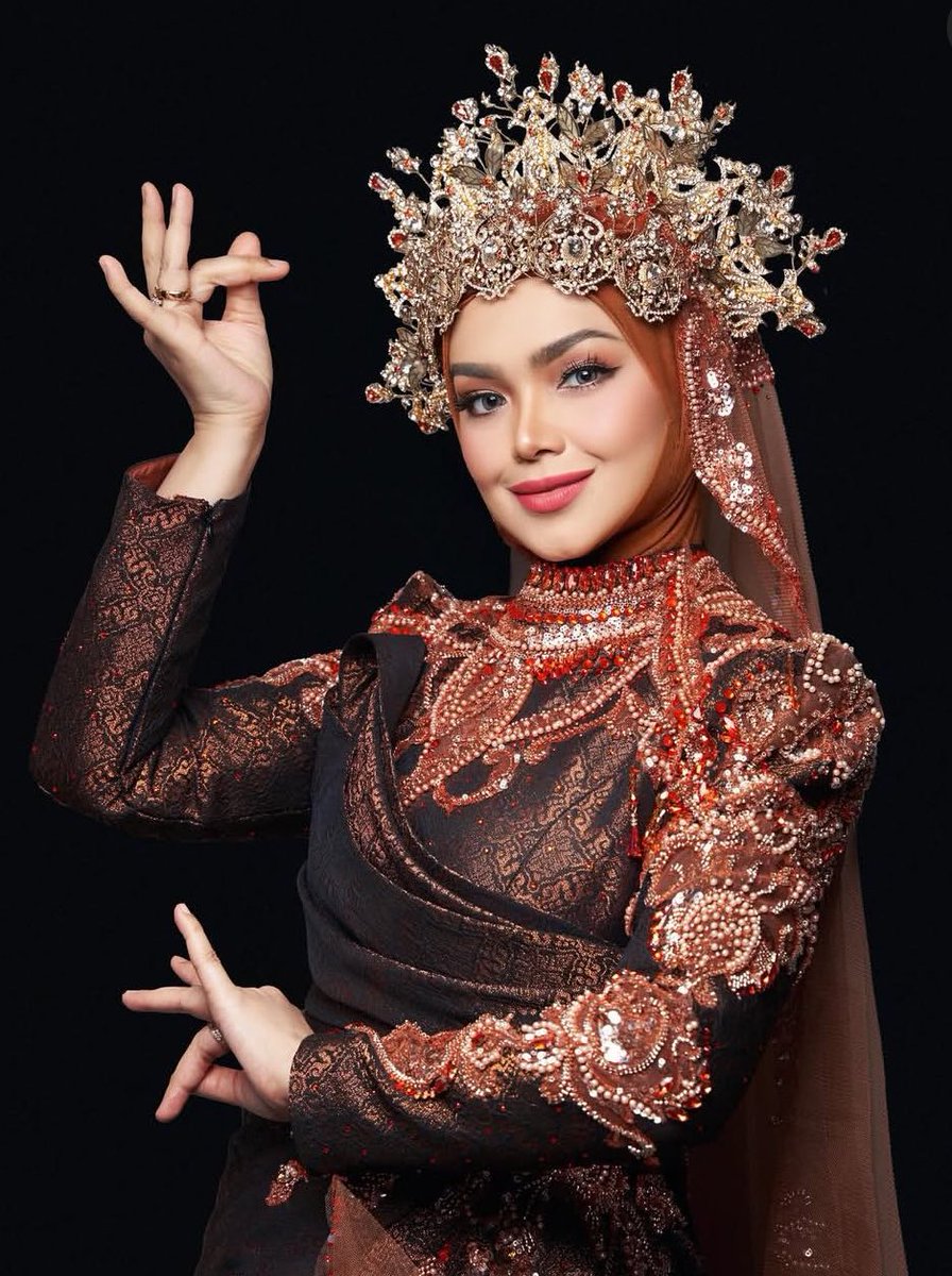 Biduanita Negara Siti Nurhaliza telah sekali lagi disenaraikan dalam The Muslim 500 untuk edisi 2026. Ini adalah tahun ke-11 berturut-turut Siti Nurhaliza dinamakan sebagai antara 500 individu Muslim paling berpengaruh di dunia. ✨