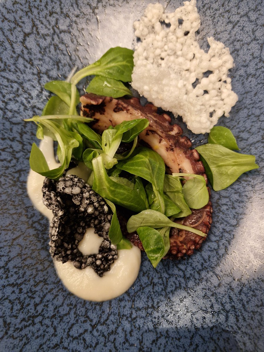 Olipa astetta hienompi illallinen eilen! Neljä ruokalajia neljä erilaista samppanjaa. Sellainenkin historiallinen hetki, että ensimmäistä kertaa elämässäni tykkäsin ostereista. En ottanut kuvaa ennen syömistä, koska ei tullut mieleenkään, että niin voisi tapahtua.