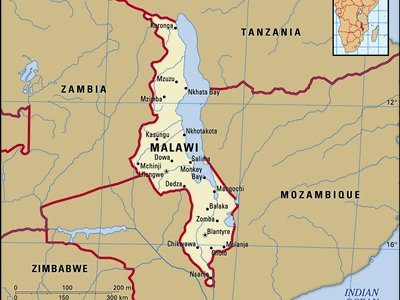 Marchfoward's tweet photo. MALAWI KELAPARAN

Selain Krisis Kelaparan di Gaza dan Sudan

Sekarang berlaku krisis kelaparan dan kebuluran melampau di Malawi. Malawi sebuah negara di Afrika dengan 87 peratus orang Kristian dan 11 peratus orang Islam

Lebih 5.7 Juta orang atau 28.5 peratus rakyat hadapi kebuluran dan melibatkan 11 daripada 28 negeri di sana

1 daripada 5 kanak kanak dilanda Maluntrisi

Punca benda ni terjadi sebab hujan berterusan menyebabkan tanaman pertanian tak dapat ditanam atau mati. Harga jagung meningkat sehingga 40 peratus sejak pertengahan 2025. Harga bahan api dan baja yang meningkat menambah kadar inflasi selain El Nino dan Cyclone Freddy menambahkan masalah ke atas industri pertanian Malawi

Bank Dunia sudah menghantar bantuan geran 45 Juta USD. Zambia sudah menetapkan harga jagung kepada 355 USD satu tan untuk membantu mengawal harga jagung di Malawi dengan kos keseluruhan 71 Juta USD. Rancangan bantuan selama 8 ke 10 bulan. Malawi memerlukan 200,000 Tan jagung untuk mengatasi masalah kelaparannya ketika ini