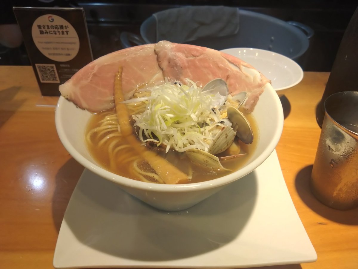 本日はくそオヤジ最後のひとふりに来店
貝類ラーメンと言えばやっぱりここ。
チャーシューも相変わらず美味しく、満足度が高い。近い内に再来店を決意。 

本日の評価は
#先2ファントムダイブ