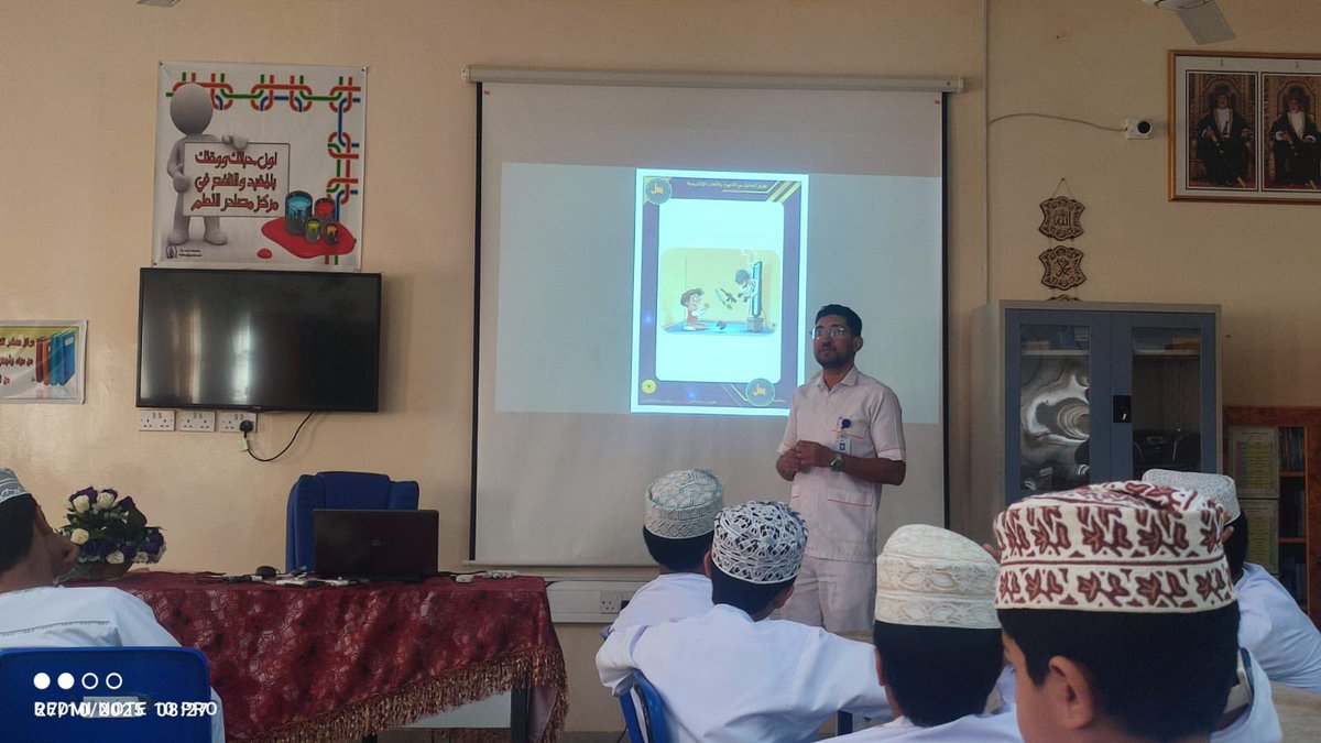 نفّذ مشرف الصحه المدرسية محاضرة لطلبة حول *كيفية التعامل مع الأجهزة والألعاب الإلكترونية
الهدف: تعزيز الوعي لدى الطلبة بأهمية *الاعتدال الرقمي* وحثهم على تنظيم وقتهم بين الواقع والافتراض.