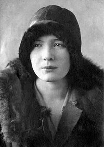 13 декабря 1938 г. поэтесса Ольга Берггольц была арестована по обвинению «в связях с врагами народа».  После побоев и пыток, будучи на большом сроке беременности, она попала в больницу, где потеряла ребёнка.